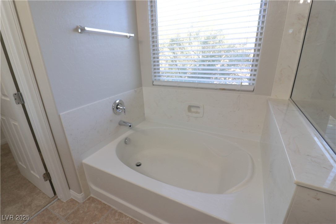 242 Botanic Gardens Drive Property Photo 32