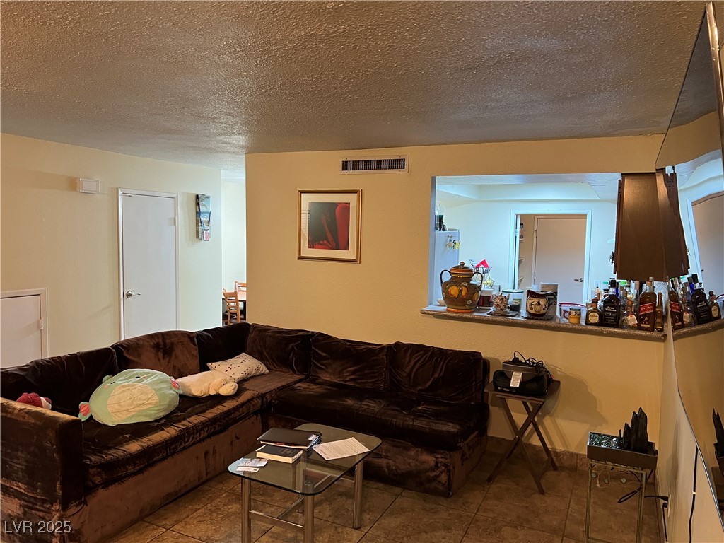 2611 Aracatuba Avenue Property Photo 5