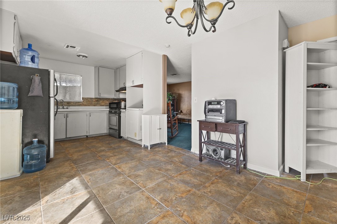 204 Cimarron Court Property Photo 8