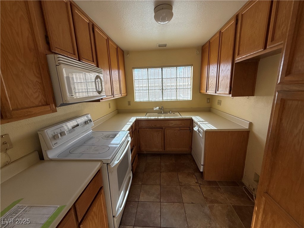 7588 Kalmalii Avenue Property Photo 5