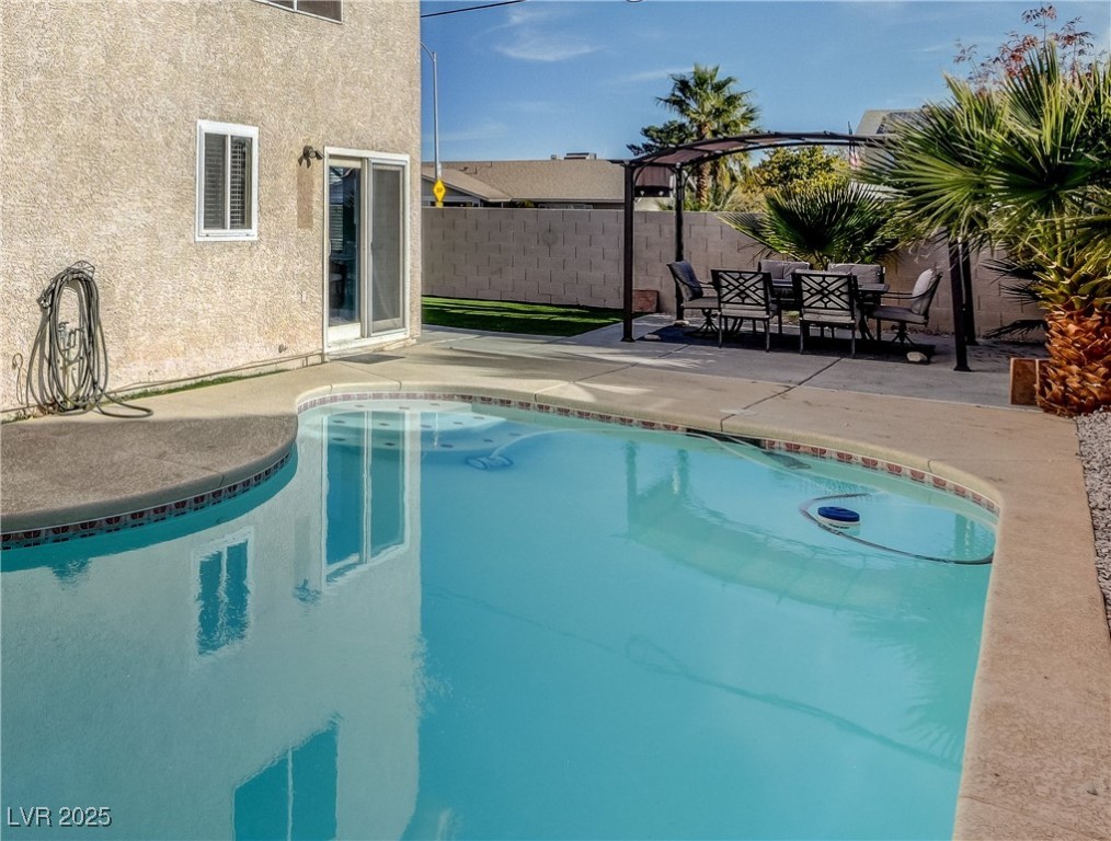 7301 Casa Solar Court Property Photo 3