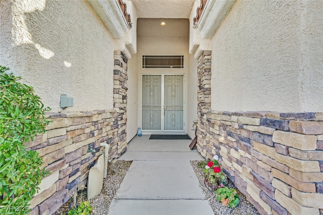 6710 Pyracantha Glen Court Property Photo 3