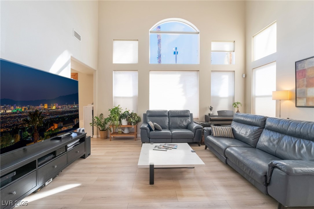8225 Taos Paseo Avenue Property Photo 8