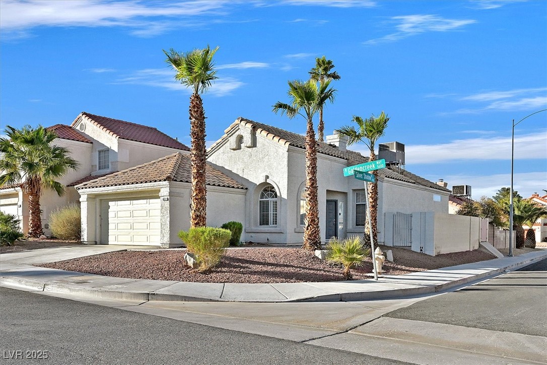 6652 Goldencreek Way Property Photo 2