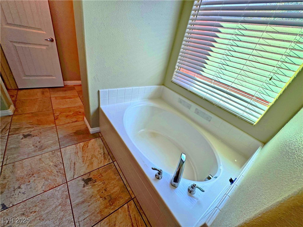1630 Meadow Bluffs Avenue Property Photo 27
