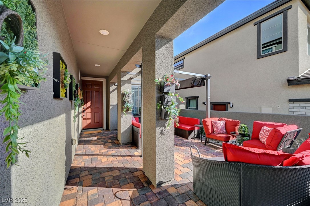 394 Red Feather Peak Court Property Photo 4