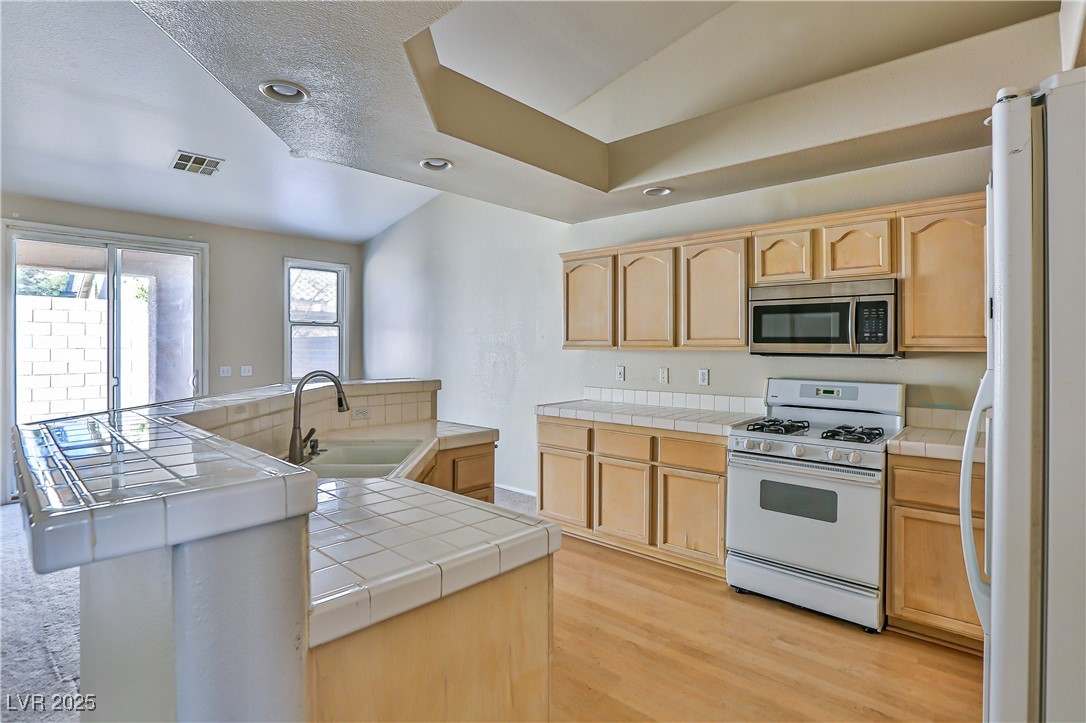 211 Crown Imperial Street Property Photo 12
