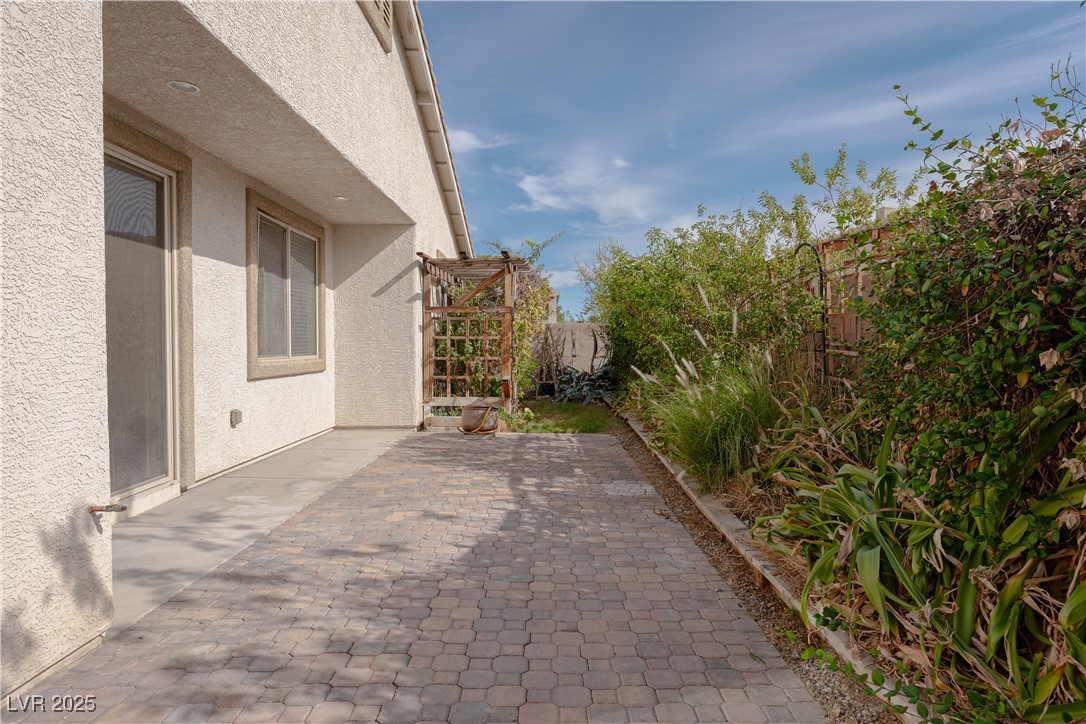 1617 Meadow Bluffs Avenue Property Photo 5