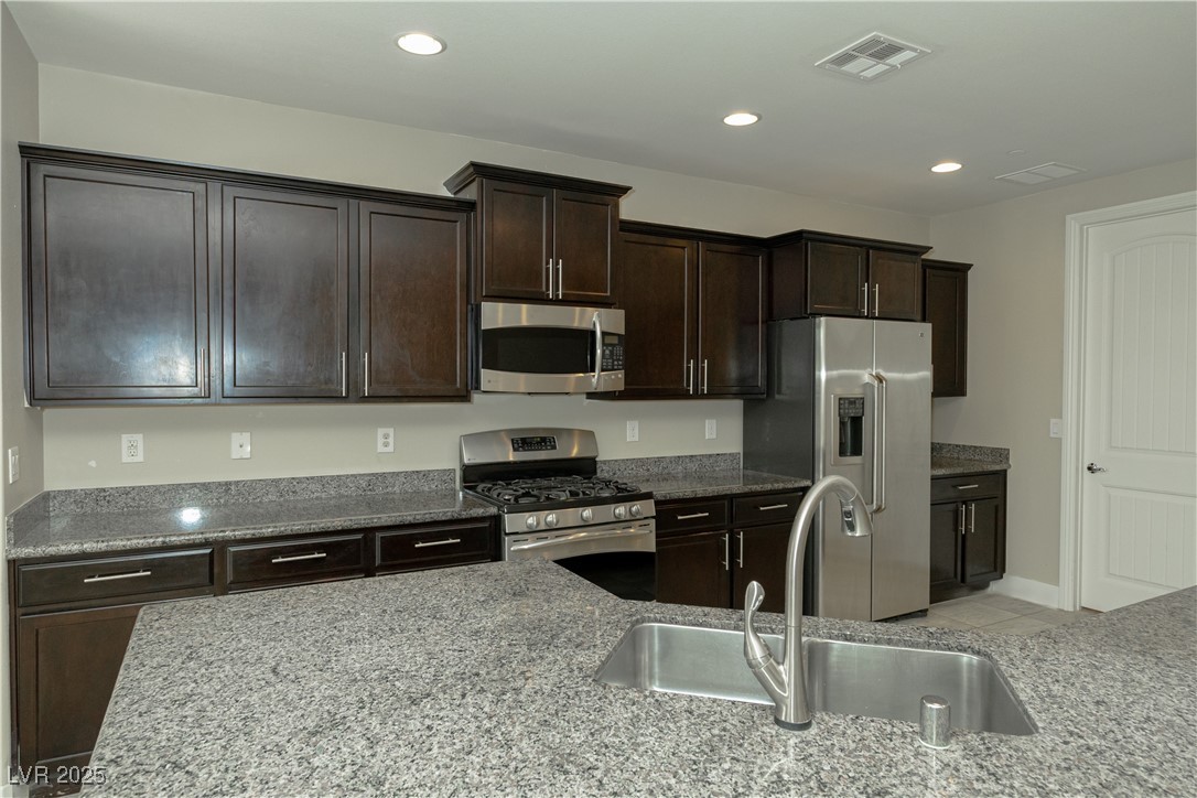 1617 Meadow Bluffs Avenue Property Photo 11