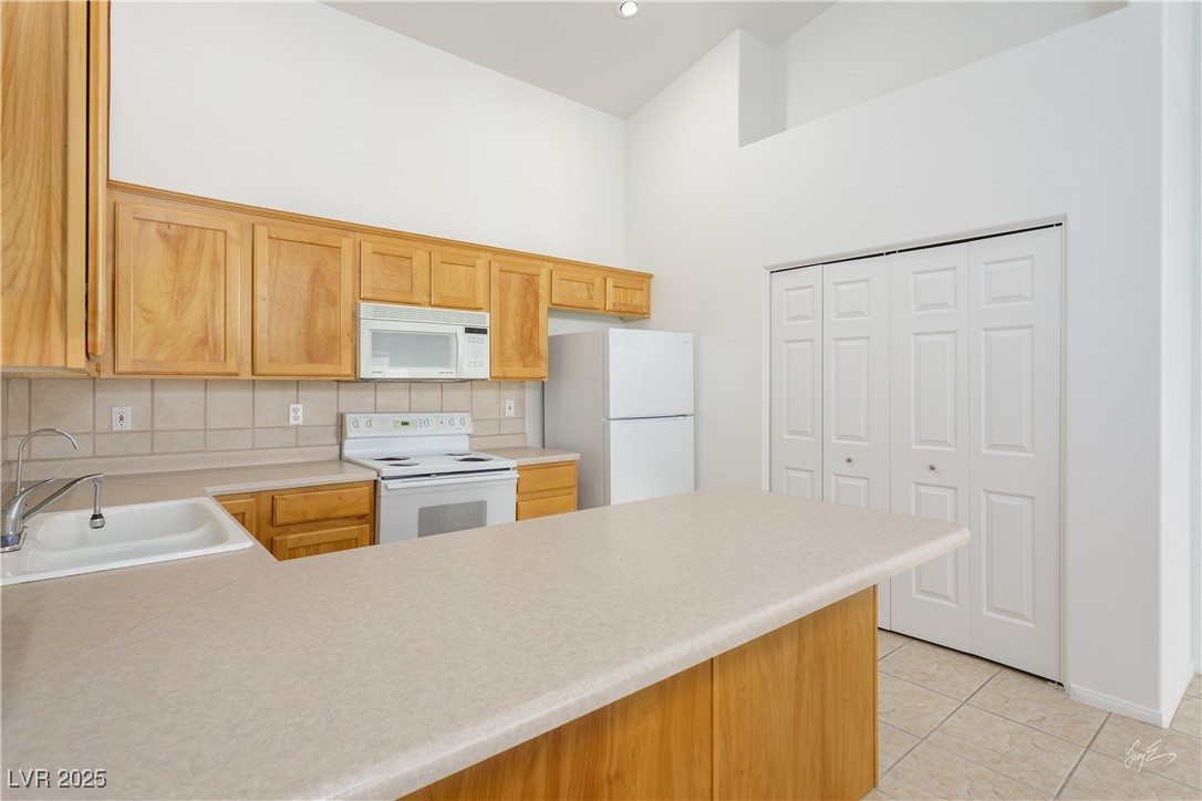 700 Aztec Circle 12b Property Photo 9