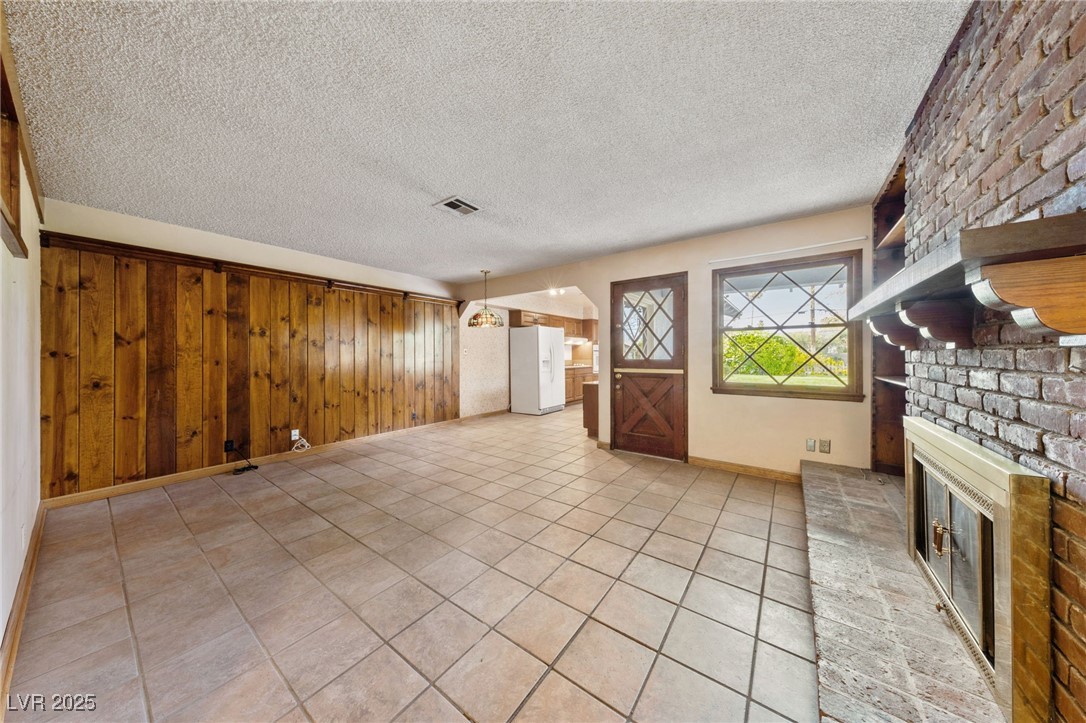 2400 Llewellyn Drive Property Photo 7