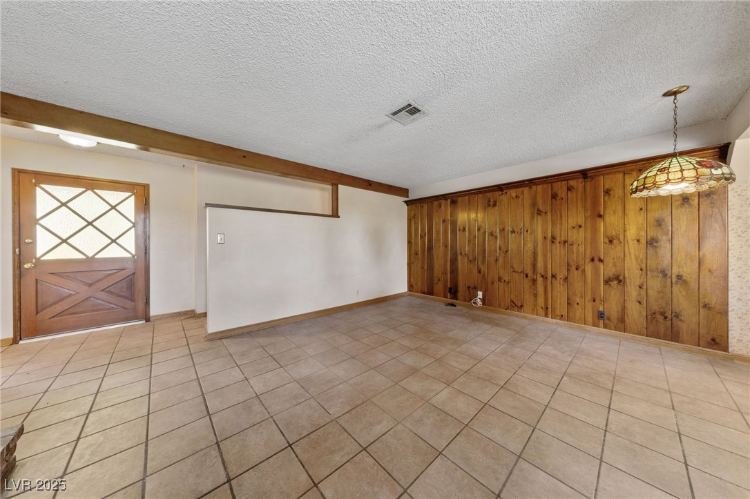 2400 Llewellyn Drive Property Photo 8