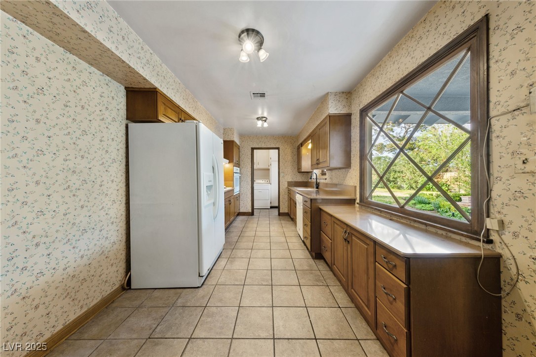 2400 Llewellyn Drive Property Photo 9