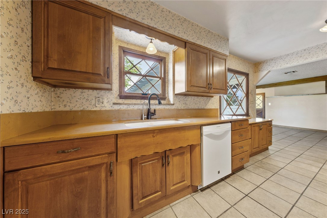 2400 Llewellyn Drive Property Photo 10