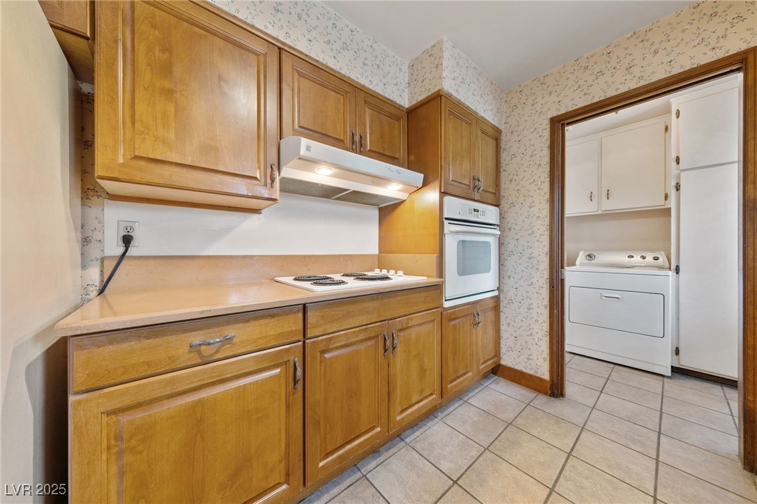 2400 Llewellyn Drive Property Photo 11