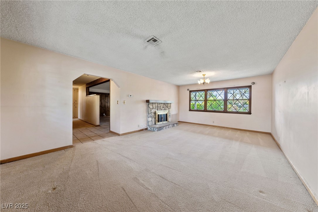2400 Llewellyn Drive Property Photo 14
