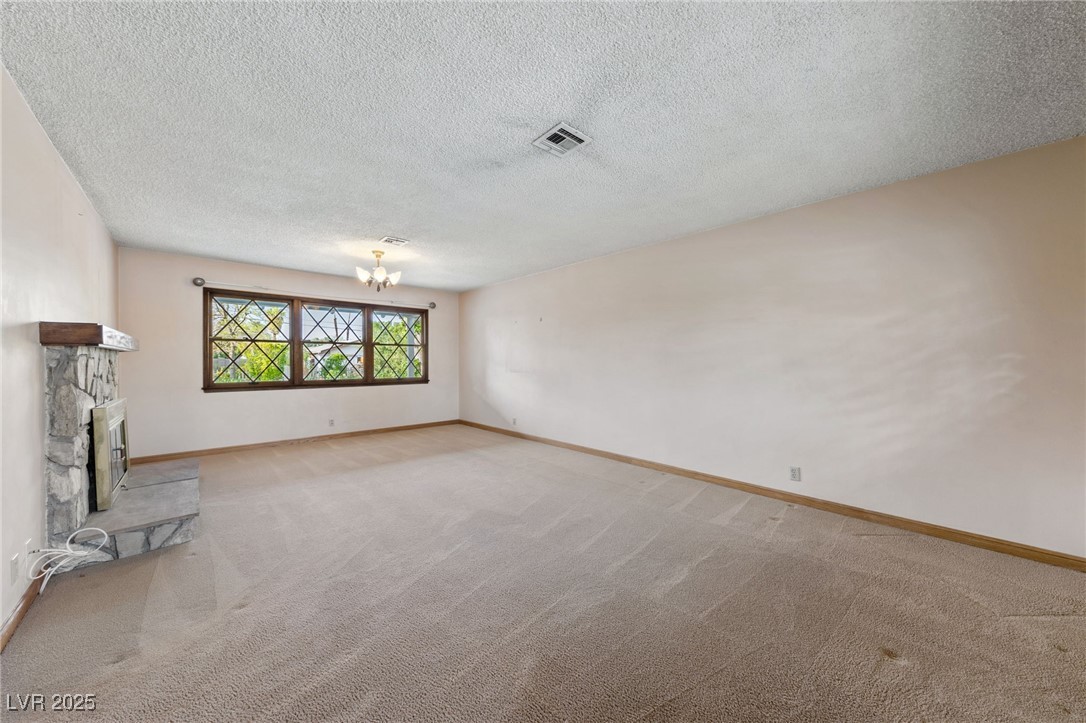 2400 Llewellyn Drive Property Photo 15