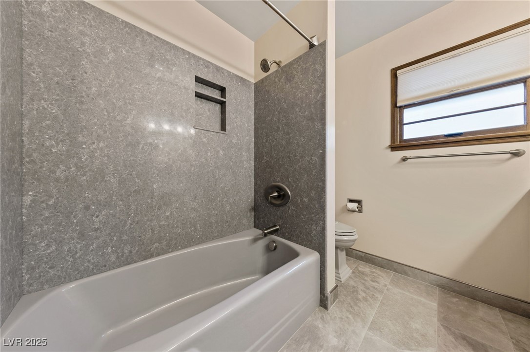 2400 Llewellyn Drive Property Photo 17