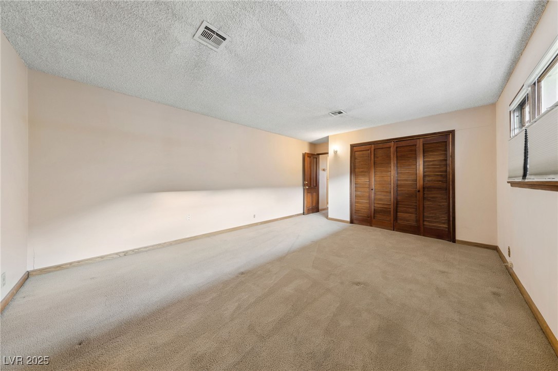2400 Llewellyn Drive Property Photo 18