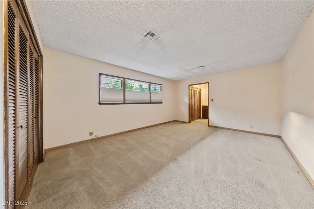 2400 Llewellyn Drive Property Photo 19