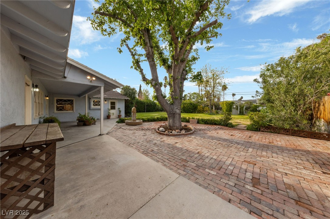 2400 Llewellyn Drive Property Photo 29