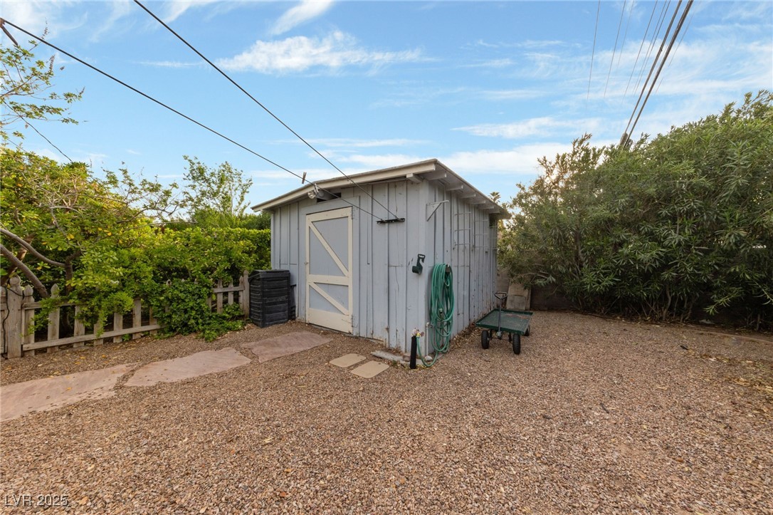2400 Llewellyn Drive Property Photo 30