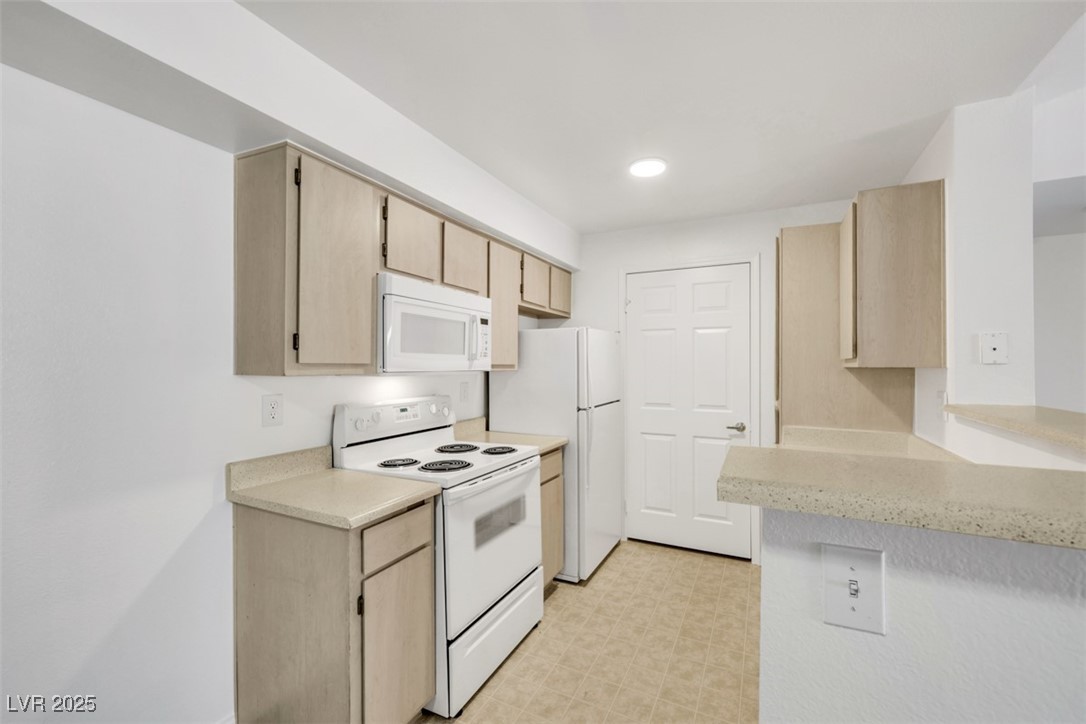 231 West Horizon Ridge Parkway 527 Property Photo 5