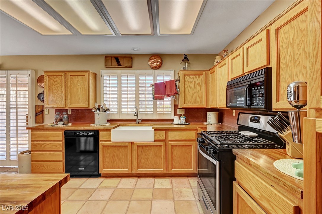 9912 Woodhouse Drive Property Photo 17