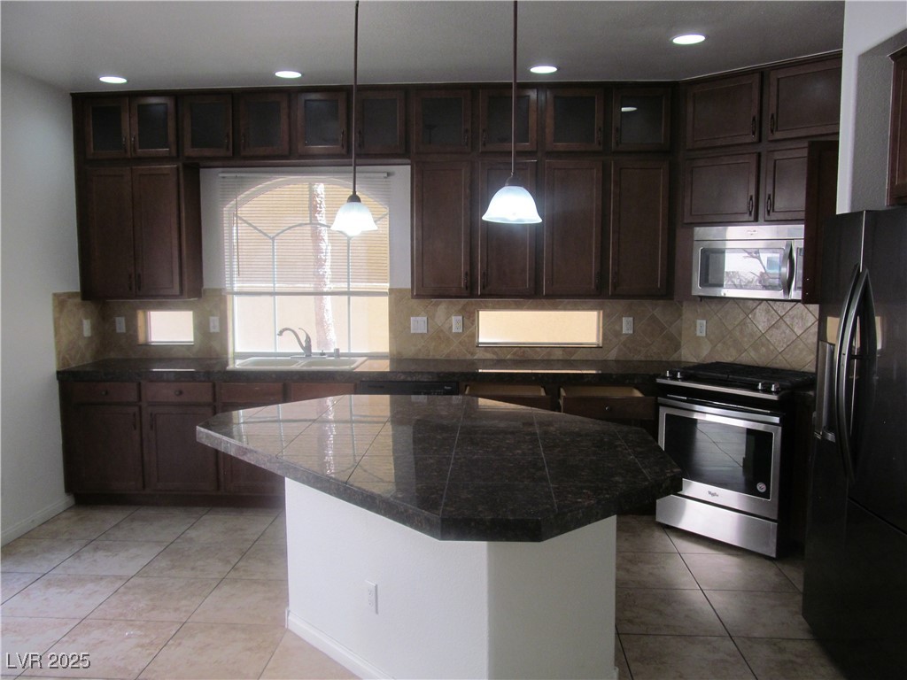 6824 Philharmonic Avenue Property Photo 9