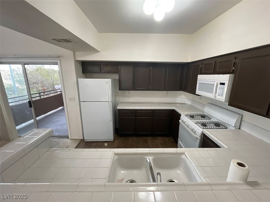 1400 Seward Street 202 Property Photo 5