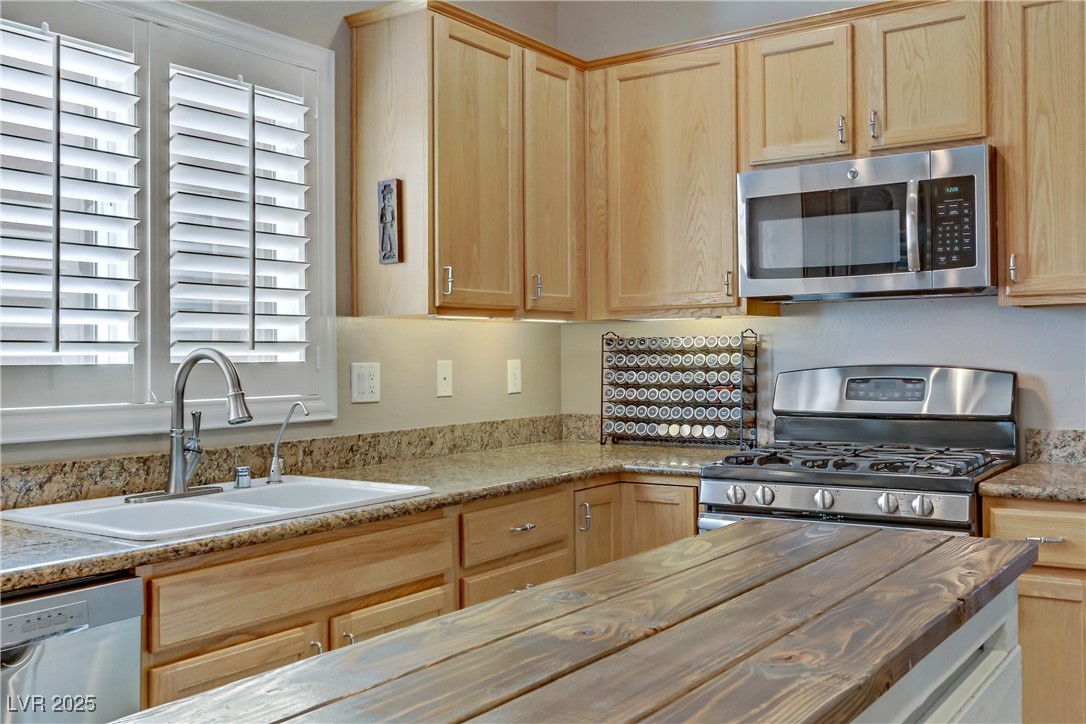 7669 Fieldfare Drive Property Photo 8