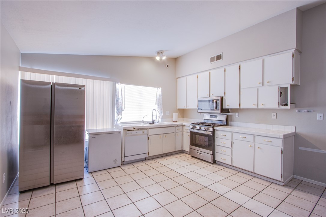 5399 Surrey Street Property Photo 5