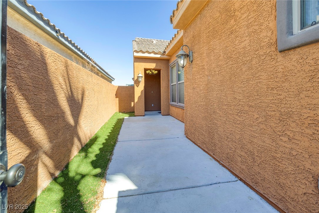 472 Via Stretto Avenue Property Photo 2