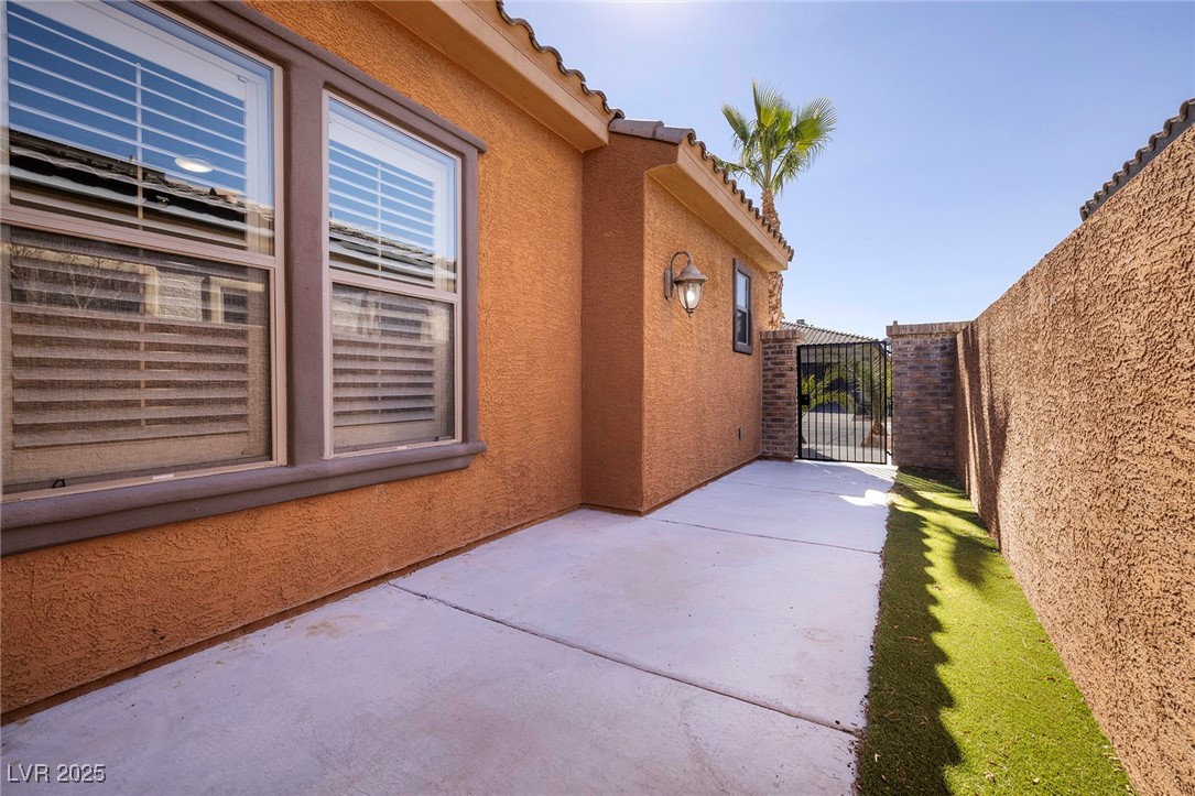 472 Via Stretto Avenue Property Photo 3