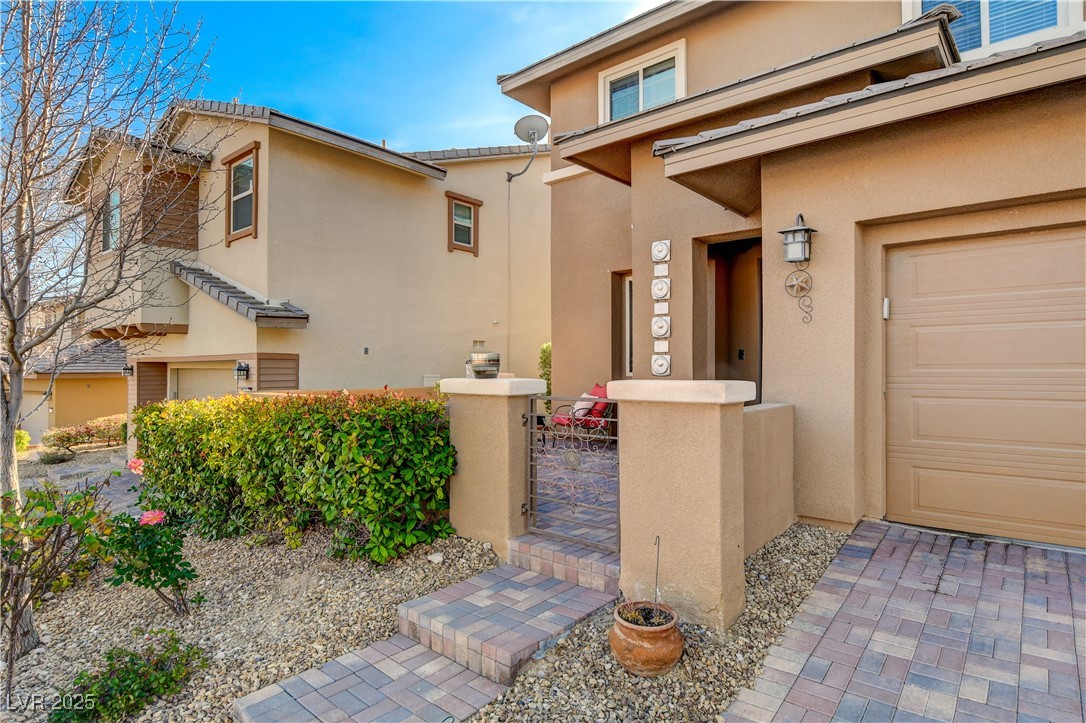 5741 Shadow Bend Drive Property Photo 4