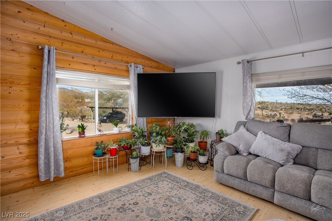 625 East Hobson Street Property Photo 8