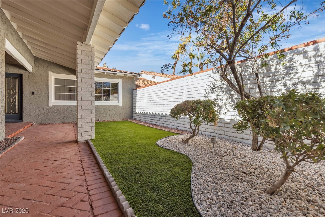 2108 Plaza Del Dios Property Photo 2