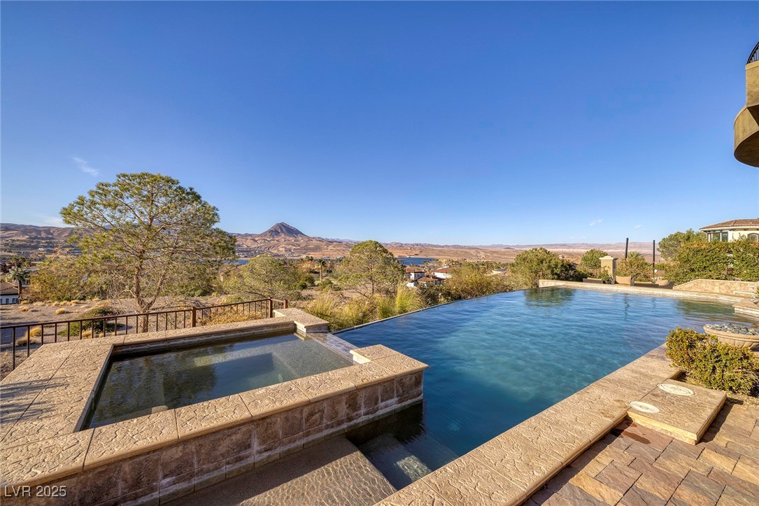 10 Via Potenza Court Property Photo 19