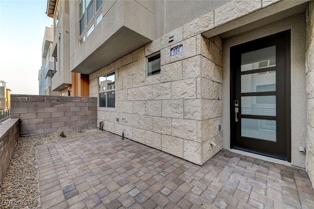 654 Spotted Falcon Street Property Photo 4