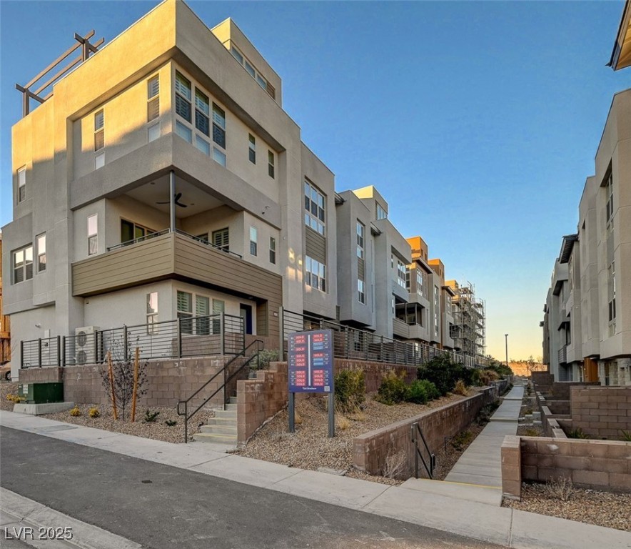 654 Spotted Falcon Street Property Photo 5