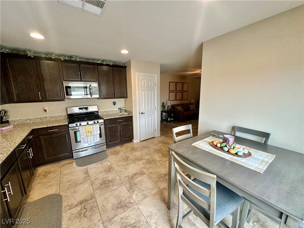 2790 Chetco River Street Property Photo 6