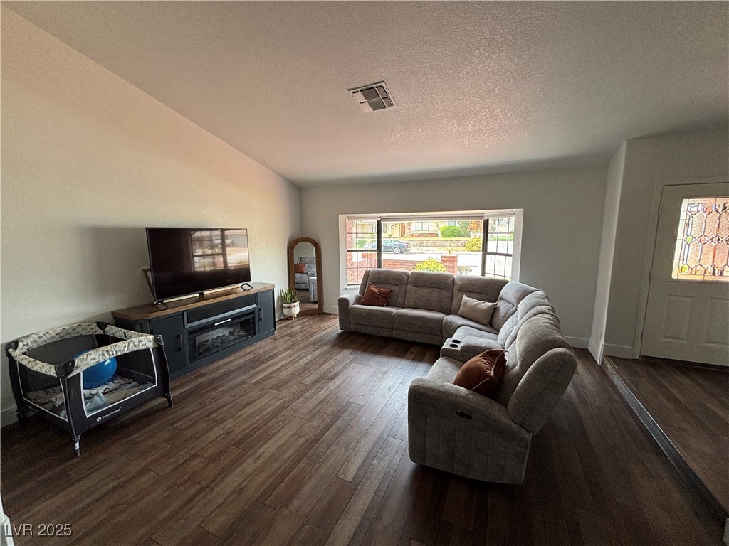 1104 Oak Tree Lane Property Photo 4