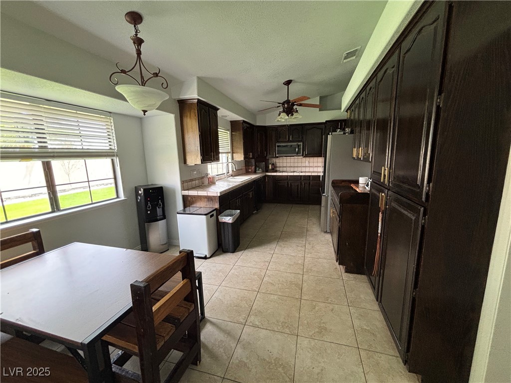 1104 Oak Tree Lane Property Photo 6