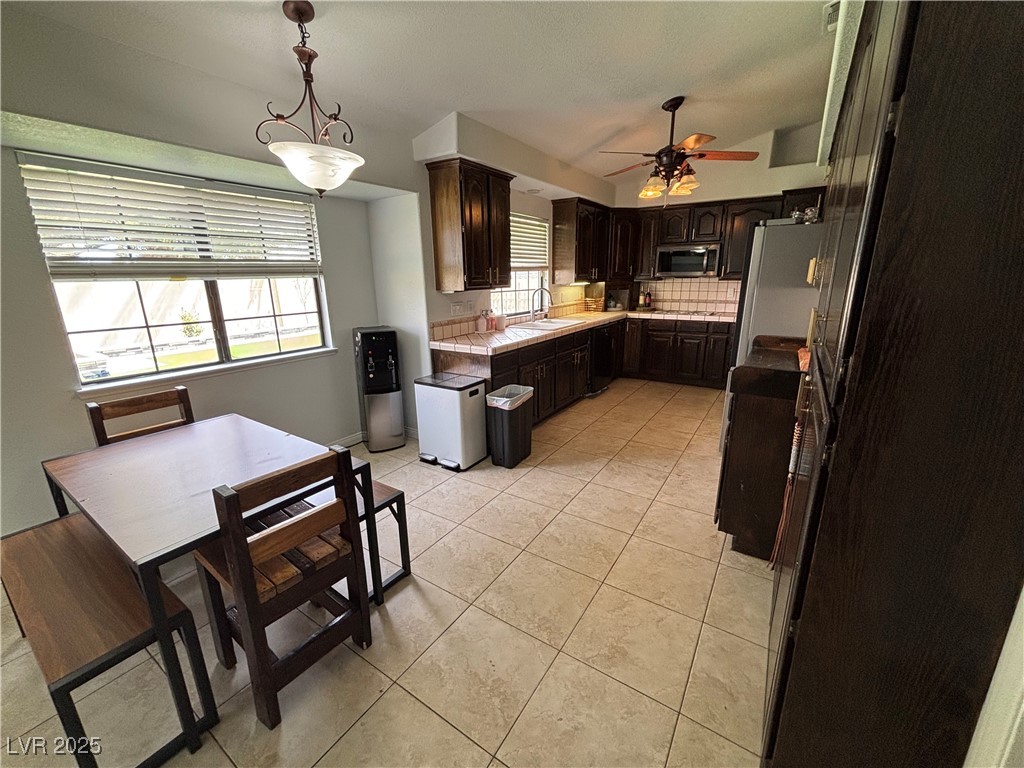 1104 Oak Tree Lane Property Photo 7