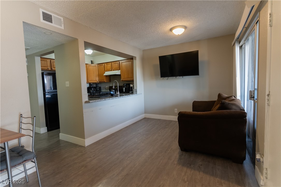 1467 Hialeah Drive D Property Photo 2