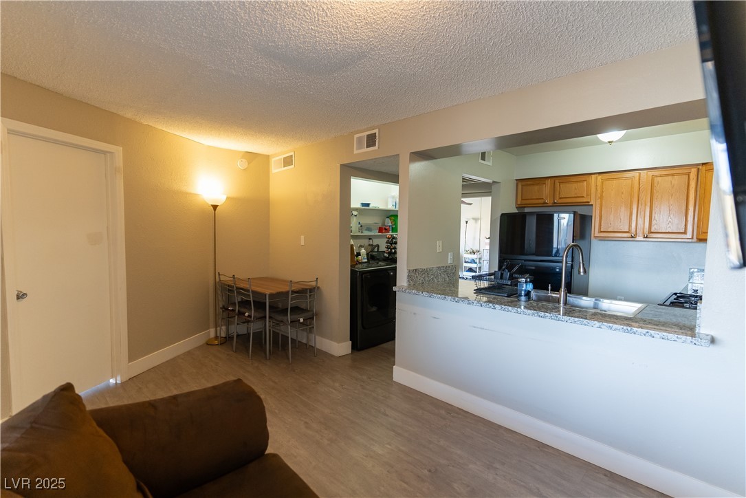 1467 Hialeah Drive D Property Photo 4