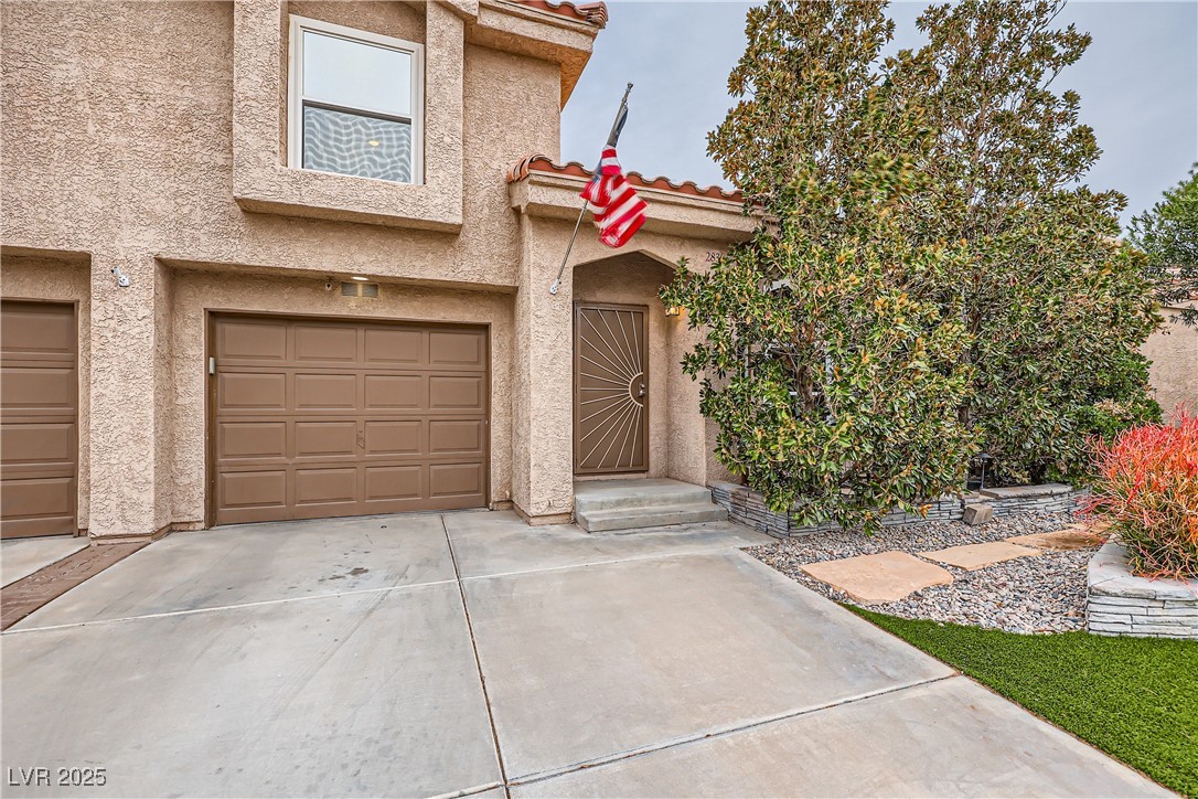 2836 Floral Peak Drive Property Photo 3
