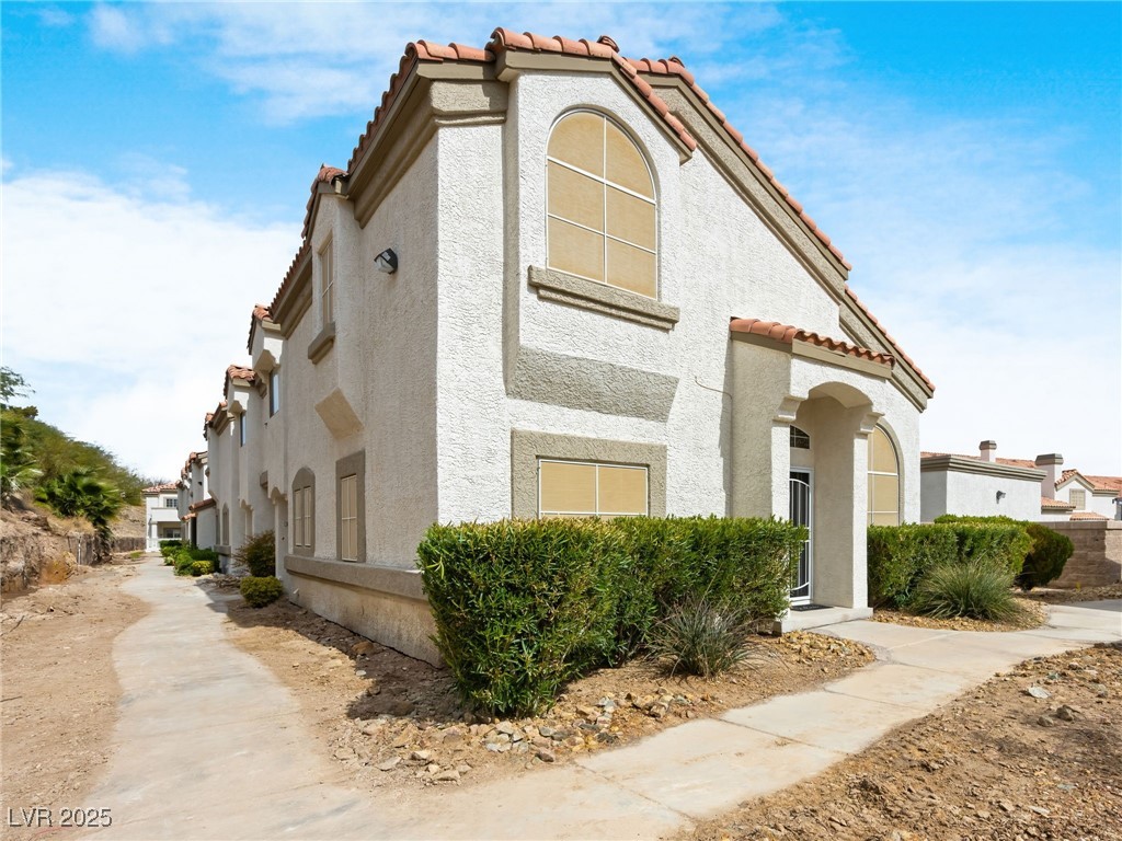 353 Seine Way N Property Photo 2