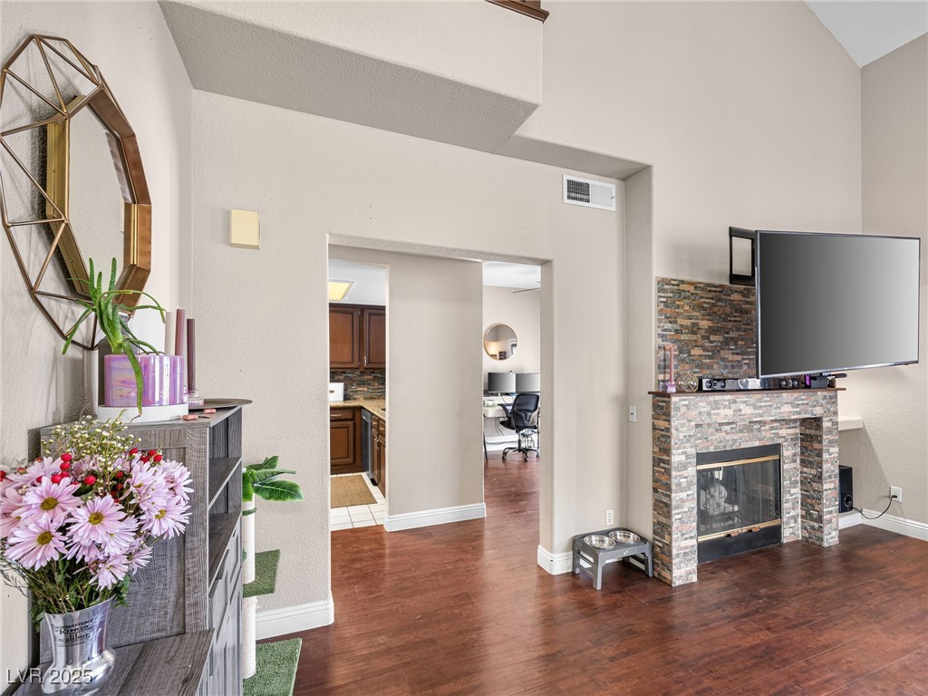 353 Seine Way N Property Photo 6