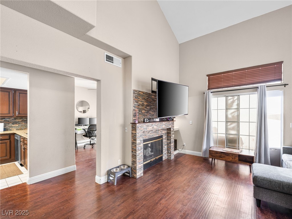 353 Seine Way N Property Photo 7